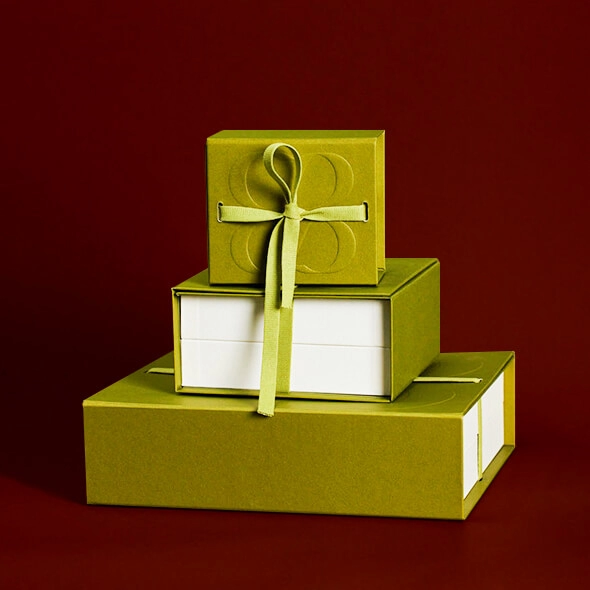 cusotm exclusive packaging with logo